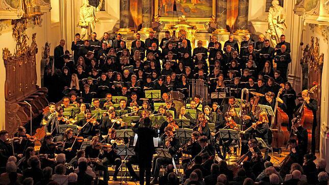 Ein fulminantes Bild: Die Friedensmesse des Kirchenchores Rast-Bichtlingen und der Jungen Sinfonie Reutlingen in der Martinskirche ...