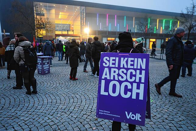 Doch vor der Stadthalle werden auch kritische Stimmen laut: Die sozialliberale Partei Volt war mit der Partei Die Linken unter dem Motto ...
