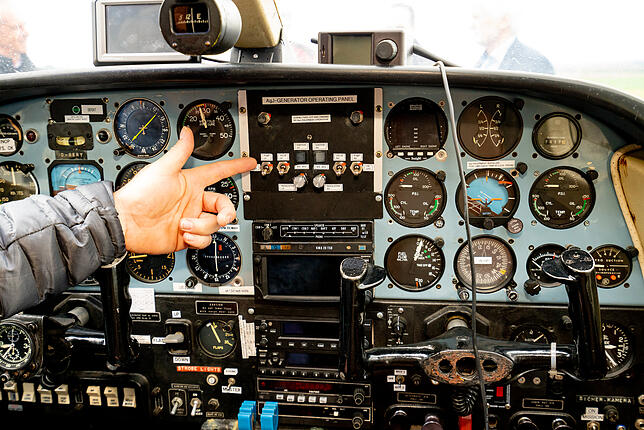Hagelflieger in Donaueschingen..Pilot Holger Miconi zeigt im Cockpit die Bedinelemente der Silberjodid-Genaratoren.