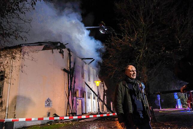 Bild 4: Nächtlicher Großbrand vernichtet am frühen Dienstagmorgen die Singener Scheffelhalle