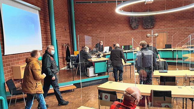 Micha G. wird mit Fußfesseln in den Schwurgerichtssaal des Landgerichts Konstanz geführt. Er soll seine Eltern in einem psychischen ...