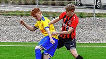 Der Königsfelder Nico Kroh (rechts) versucht F.A.L.-Spieler Marco Bernecker den Ball abzunehmen. Das Spiel war eines der ersten auf dem ...