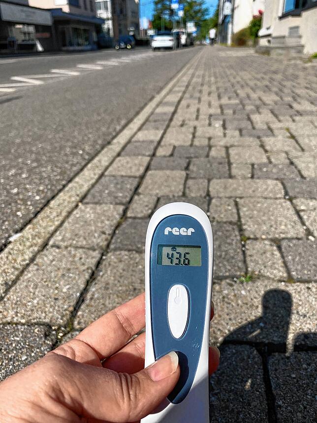 Die Schützenstraße stadtauswärts weist ein ganz anderes Bild auf. Hier heizt sich der Boden auf 43,6 Grad auf.