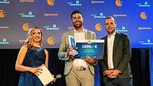 Bruno Stotz (Mitte), hier mit Moderatorin Janie Mehner und Juror Felix Hollmann (Junge DLG), ist bei der Gala „Nacht der Landwirtschaft“ ...