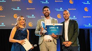 Bruno Stotz (Mitte), hier mit Moderatorin Janie Mehner und Juror Felix Hollmann (Junge DLG), ist bei der Gala „Nacht der Landwirtschaft“ ...