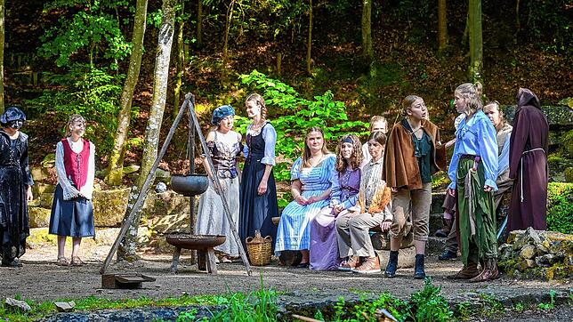 Im Wald sind Robin und sein Gefolge vor den Häschern sicher. „Robin Hood“ ist diesen Sommer als Kinder- und Jugendstück auf der ...