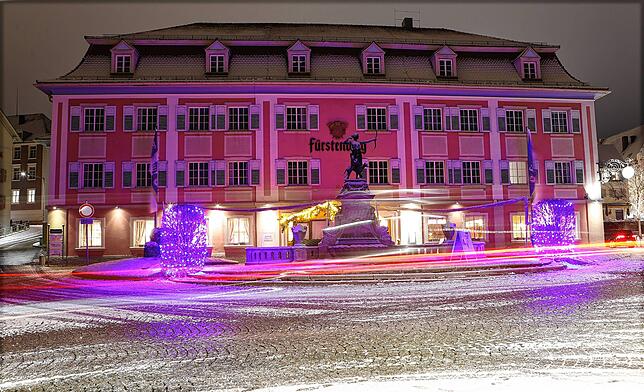 In der Farbe lila erstrahlen das Bräustüble, das gleichzeitig auch Verwaltungsgebäude der Fürstenberg Brauerei ist.
