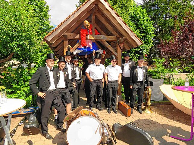 Die Brücke mit Hexen dekoriert, das Panik-Orchester aus Schönenbach davor: Die Musiker sorgen beim Fest für musikalische Stimmung der ...