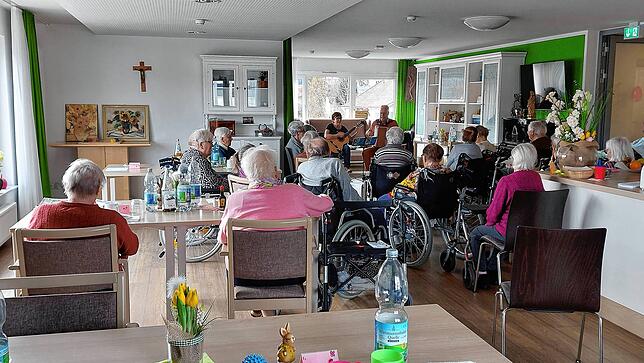 Er erhellt Senioren in St. Georgen und Umgebung den Tag: Wolfgang Pratscher tritt mit seiner Musik in Altenheimen auf.