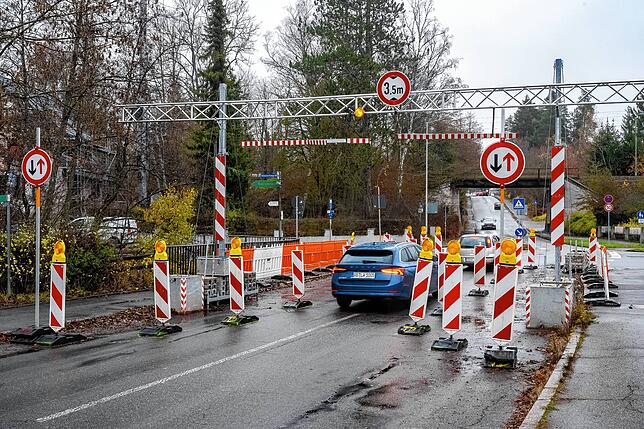 Nachdem die Straße bis Mittwochvormittag gesperrt war, rollt der Verkehr jetzt wieder wie gewohnt einspurig über die marode Brücke.