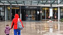 Der Haupteingang des Klinikums in Friedrichshafen im Dezember 2023. Rechts stehen Kerzen, die Menschen in Gedenken an die verstorbene ...