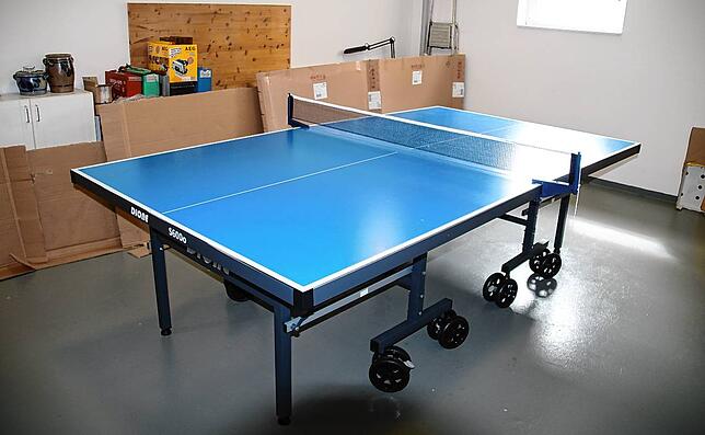 Die jungen Bewohner haben sich eine Tischtennisplatte gewünscht. Aus den gemeinschaftlichen Ersparnissen konnte diese nun realisiert werden.
