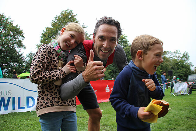 So seh‘n Sieger aus! Matthias Gesell freut sich zusammen mit seinen Kindern über seinen Sieg.