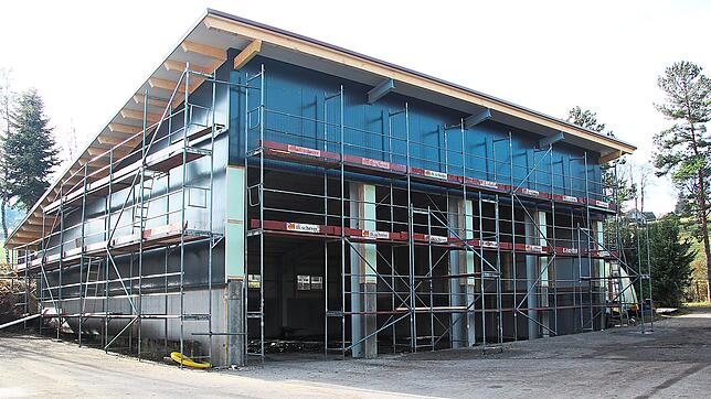 Fast fertig ist die mächtige Lagerhalle des Bauhofs