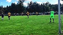 Ärger bei FC Singen-Torhüter Sauter. Die ruppige Partie wollte keinen Sieger finden