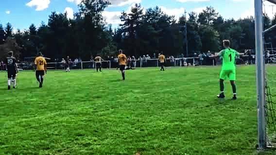 Ärger bei FC Singen-Torhüter Sauter. Die ruppige Partie wollte keinen Sieger finden