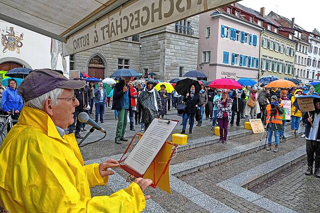 Auch das gehört zum neuen Alltag: Anfang Mai demonstrierten erstmals mehr als 400 Menschen auf der Überlinger Hofstatt gegen die ...