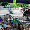 &bdquo;Endlich wieder essen gehen&ldquo;. Lothar und Sandra Grimm aus Hubertshofen genießen im Biergarten des Parkrestaurants ihren ...