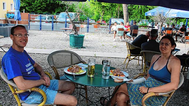 &bdquo;Endlich wieder essen gehen&ldquo;. Lothar und Sandra Grimm aus Hubertshofen genießen im Biergarten des Parkrestaurants ihren ...