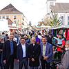 Viele Kirchweihmarktbesucher gibt es bereits am Sonntagvormittag. Unter ihnen auch Hilzingens Pfarrer Thorsten Gompper (l.) und Michael ...