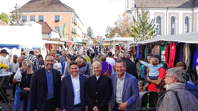 Viele Kirchweihmarktbesucher gibt es bereits am Sonntagvormittag. Unter ihnen auch Hilzingens Pfarrer Thorsten Gompper (l.) und Michael ...