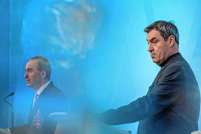 Bayerns Ministerpräsident Markus Söder (CSU, rechts) lässt Hubert Aiwanger im Amt. Hier die beiden bei einer Pressekonferenz.