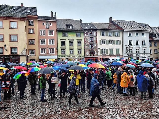 Bild 2: Mehr als 700 Menschen demonstrieren für mehr Menschlichkeit und Toleranz