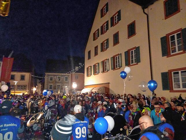 Kein Durchkommen mehr am Villinger Osianderplatz am Abend des Fasnetmentig.