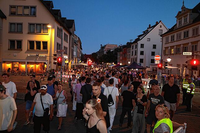 Bild 2: Die Massen strömen zum großen Flohmarkt. Hier gibt‘s die Fotos aus Konstanz