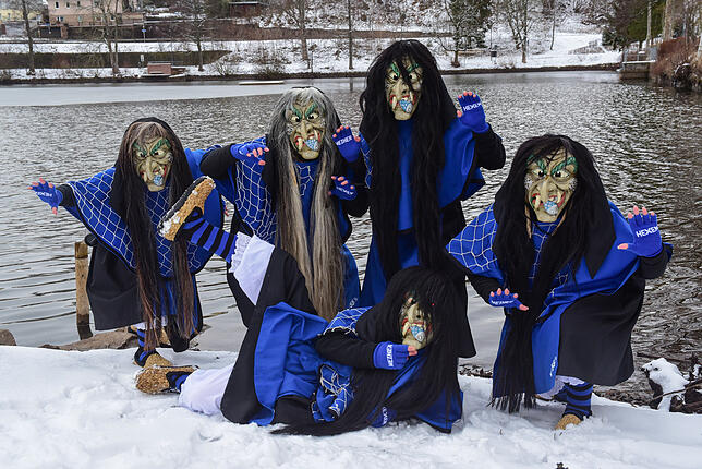 Als ob sie gerade dem Klosterweiher entsteigen: Die St. Georgener Weiherhexen sind die jüngste St. Georgener Fasnachtsfigur. Das blaue ...