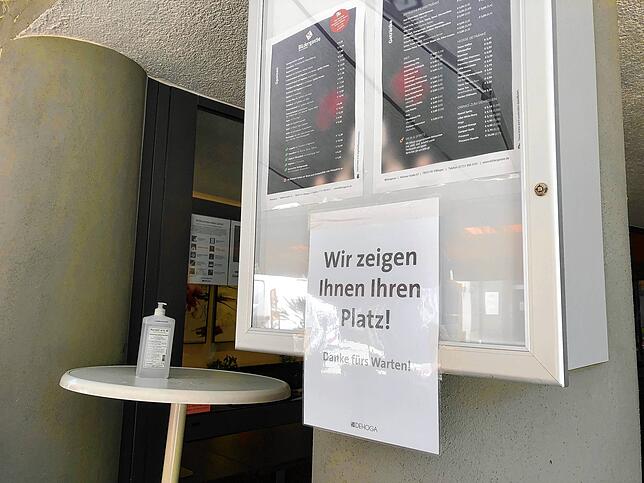 Im Restaurant Bildergasse werden die Gäste darauf hingewiesen, dass sie vom Kellner zu ihrem Platz gebracht werden.