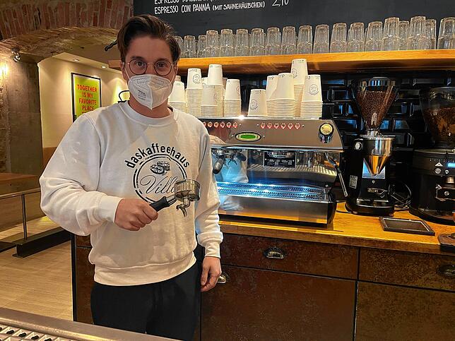Klaus Fehrenbach betreibt das Café Villa in der Färberstraße. Finanziell lohne sich der Betrieb nicht, es gehe aber um das Miteinander.