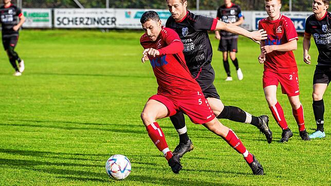 Neue Aufgabe: Der 44-jährige Carmine Marinaro &ndash; hier noch im Dress des SC Lauchringen &ndash; ist der neue Trainer der Spvgg. ...
