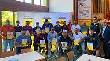 Die Vereinsvertreter der Meister und Staffelsieger mit den Urkunden, überreicht vom Bezirksvorsitzenden Konrad Matheis (rechts).
