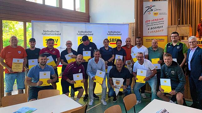 Die Vereinsvertreter der Meister und Staffelsieger mit den Urkunden, überreicht vom Bezirksvorsitzenden Konrad Matheis (rechts).