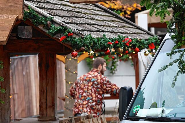 Mitte November bricht im Lammgarten der Winter ein: Mitarbeiter dekorieren den Biergarten weihnachtlich.