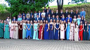 Stolze Schülerinnen und Schüler der Abschlussklassen stellen sich mit ihren Klassenlehrern der Grafen-von-Zimmern-Realschule zum ...