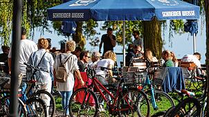 Viele Besucher – wie hier an der Seebar in den Sommermonaten – wünschen sich alle Gastronome in der gesamten Innenstadt.