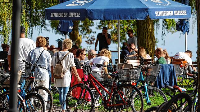 Viele Besucher – wie hier an der Seebar in den Sommermonaten – wünschen sich alle Gastronome in der gesamten Innenstadt.