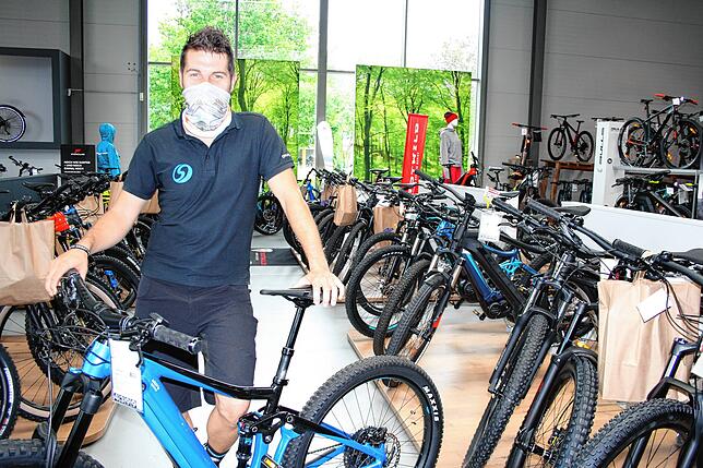 Markus Blust, Geschäftsführer beim Fahrradcenter Singer, ist vom verspäteten Saisonstart positiv überrascht worden. Dank riesigem Lager ...
