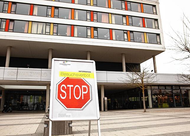 War während der Corona-Wellen abgeriegelt: Das Klinikum musste über viele Wochen den Besucherverkehr untersagen. Schwierige Zeiten für ...