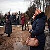 Der Krieg in der Ukraine tobt auch kurz vor Weihnachten unvermindert weiter. Hier versammeln sich in Butscha Angehörige und Freunde bei ...