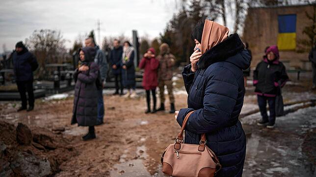 Der Krieg in der Ukraine tobt auch kurz vor Weihnachten unvermindert weiter. Hier versammeln sich in Butscha Angehörige und Freunde bei ...