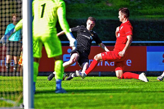 Zweites Saisontor knapp verpasst: Gegen den SV RW Ballrechten-Dottingen scheitert Sebastian Schmidt (Mitte) knapp am Pfosten.