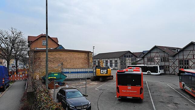 Das Gelände um das Waschaus wird von der Bahn als Abstellplatz für RAB-Busse genutzt, nun steht auch ein Bagger für den Abriss bereit. ...