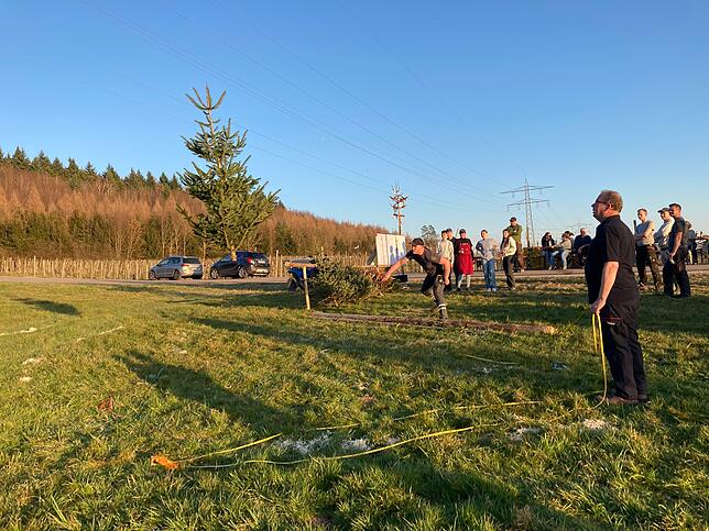 Bild 9: Weihnachtsbaum-Weitwurf in Neufrach: Die besten Bilder vom Funken-Fest!
