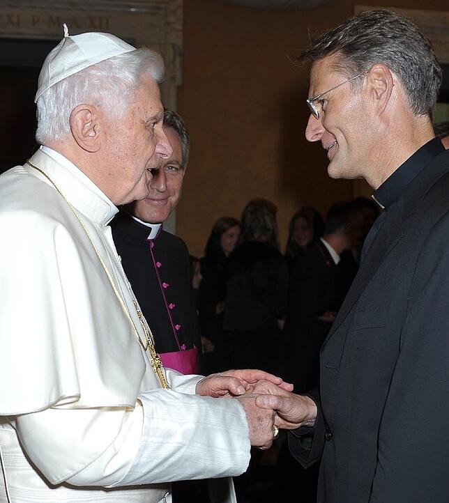 Hans-Peter Fischer war bis 2010 Stadtpfarrer in Donaueschingen. Seitdem lebt er in Rom am Campo Santo. Mehrfach wurde er von Papst ...