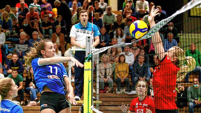 Die Villinger Volleyballerinnen ließen den Gästen aus Fellbach keine Chance. Hier punktet Jule Gaißer (links) am Netz.