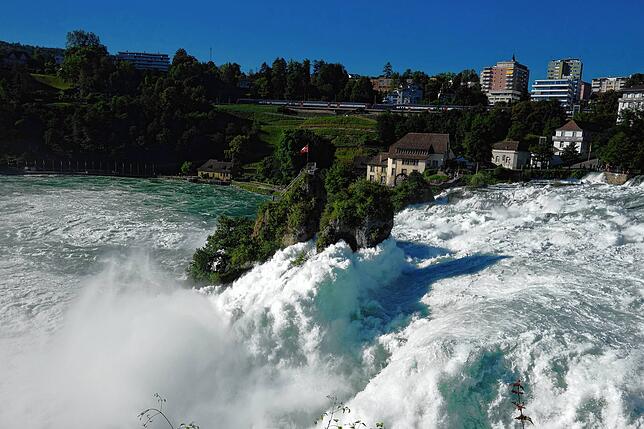 Die tosenden Wasserfälle des Rheinfalls sind eines der bedeutendsten Naturspektakel der Bodenseeregion