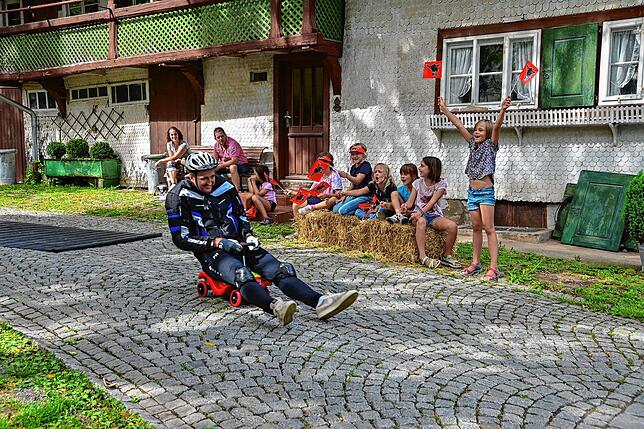 Die Fahrer, gleich ob Kinder oder Erwachsene, wurden von der Menge am Straßenrand angefeuert.